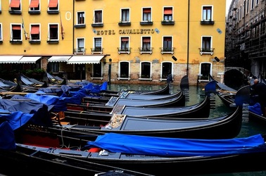 VENEZIA fotografie di Giulio Azzarello &copy;2022.