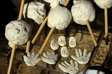 SARA CUTICCHIO e il suo laboratorio per i bambini. Fotografie di Giulio Azzarello &copy;2020.