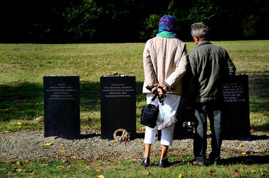AUSCHHWITZ BIRKENAU le lapidi della memoria. Fotografie di Giulio Azzarello &copy;2016.