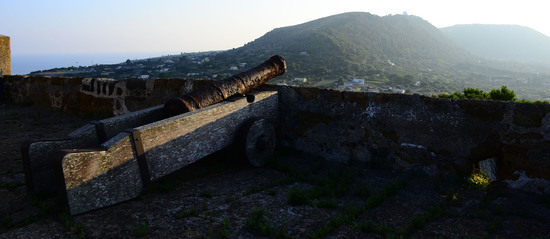 ISOLA DI USTICA il paese. Fotografie di Giulio Azzarello ©2016. ISOLA DI USTICA il paese. Fotografie di Giulio Azzarello ©2016.