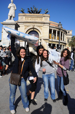 LOTTA DI CUSCINI flash mob fotografie di Giulio Azzarello ©2014. LOTTA DI CUSCINI flash mob fotografie di Giulio Azzarello ©2014.