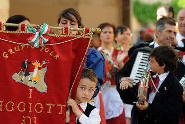 GRUPPO FOLK SICILIANO a Marsala. Fotografie di Giulio Azzarello &copy;2014.
