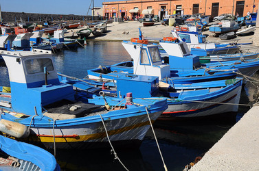 Il PORTO DI FAVIGNANA in Sicilia visioni panoramiche o particolari. Fotografie di Giulio Azzarello &copy;2014.