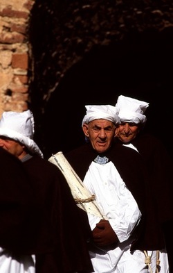 LA CERCA processione religiosa. Fotografie di Giulio Azzarello &copy;1996 2021.