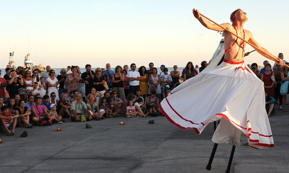 TRAMPOLIERI A LINOSA in Sicilia tutti i momenti dello spettacolo. Fotografie di Giulio Azzarello &copy;2014.
