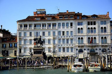 LUNGOMARE di VENEZIA. Fotografie di Giulio Azzarello &copy;2016.