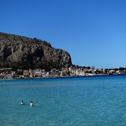 MONDELLO. Fotografie di Giulio Azzarello ©2024.