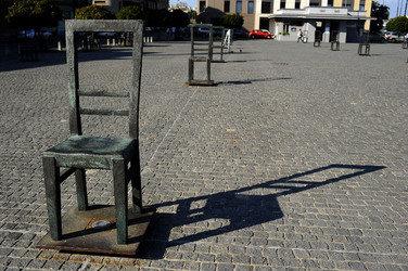 LA SEDIA DELLA MEMORIA nel quartiere ebraico di Cracovia. Fotografie di Giulio Azzarello &copy;2016.