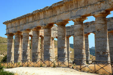 SEGESTA il sito archeologico il teatro greco e l acropoli. Panorami e particolari. Fotografie di Giulio Azzarello &copy;2014.
