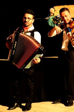 SERENATA fotografie di Giulio Azzarello ©2020. SERENATA fotografie di Giulio Azzarello ©2020.