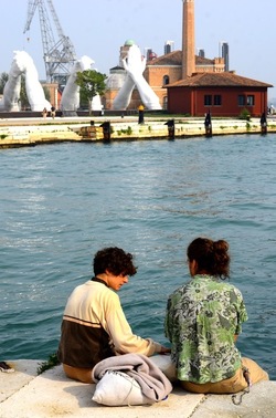 LE MANI DI LORENZO QUENN Biennale di Venezia. Fotografie di Giulio Azzarello &copy;2020.