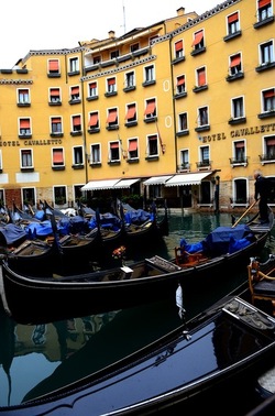 VENEZIA fotografie di Giulio Azzarello &copy;2022.