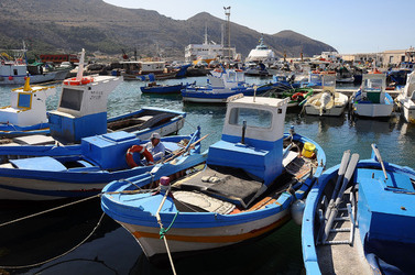 Il PORTO DI FAVIGNANA in Sicilia visioni panoramiche o particolari. Fotografie di Giulio Azzarello &copy;2014.