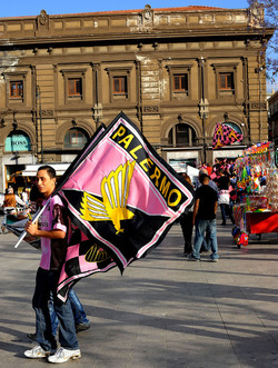 I TIFOSI DEL PALERMO CALCIO in piazza per festeggiare. Fotografie di Giulio Azzarello ©2014. I TIFOSI DEL PALERMO CALCIO in piazza per festeggiare. Fotografie di Giulio Azzarello ©2014.