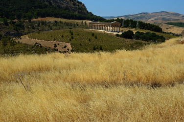 SEGESTA il sito archeologico il teatro greco e l acropoli. Panorami e particolari. Fotografie di Giulio Azzarello &copy;2014.