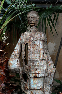 ANGELO DENARO pittore artista siciliano con la sua scultura di ferro. Fotografie di Giulio Azzarello &copy;2014.