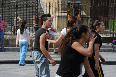 DANZE URBANE contemporanee per le vie di Palermo. Fotografie di Giulio Azzarello &copy;2014.