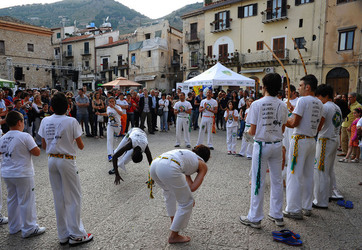 DANZE BRASILIANE E DANZATORI MULTIETNICI a Monreale in Sicilia. Fotografie di Giulio Azzarello &copy;2014.