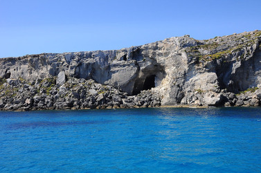 ISOLA DI FAVIGNANA in Sicilia. Visioni panoramiche o particolari. Fotografie di Giulio Azzarello ©2014. ISOLA DI FAVIGNANA in Sicilia. Visioni panoramiche o particolari. Fotografie di Giulio Azzarello ©2014.