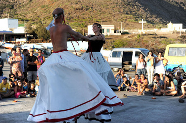 TRAMPOLIERI A LINOSA in Sicilia tutti i momenti dello spettacolo. Fotografie di Giulio Azzarello &copy;2014.