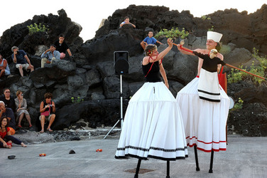 TRAMPOLIERI A LINOSA in Sicilia tutti i momenti dello spettacolo. Fotografie di Giulio Azzarello &copy;2014.
