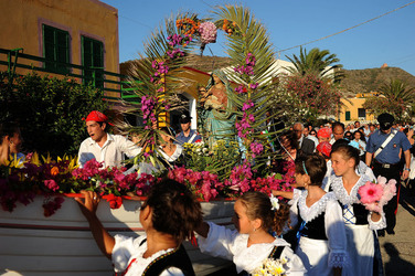 PROCESSIONE RELIGIOSA DEL MARE a Linosa. Fotografie di Giulio Azzarello ©2014. PROCESSIONE RELIGIOSA DEL MARE a Linosa. Fotografie di Giulio Azzarello ©2014.