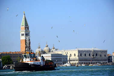 LUNGOMARE di VENEZIA. Fotografie di Giulio Azzarello &copy;2016.