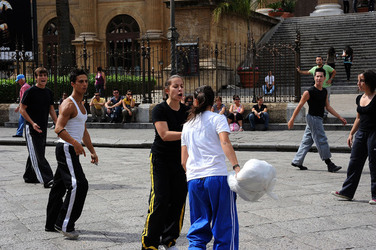 DANZE URBANE contemporanee per le vie di Palermo. Fotografie di Giulio Azzarello &copy;2014.