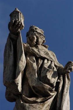 LE SCULTURE DI SAN PIETRO sopra il colonnato a Roma. Fotografie di Giulio Azzarello &copy;2014.