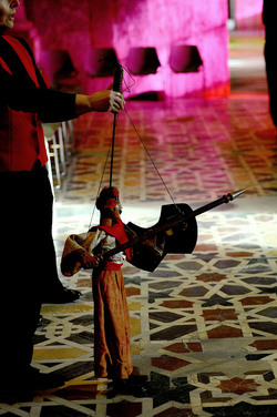 Mimmo Cuticchio in un suo spettacolo. Fotografie di Giulio Azzarello &copy;2017.