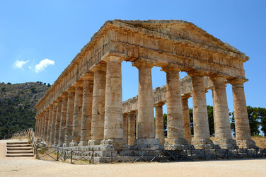 SEGESTA il sito archeologico il teatro greco e l acropoli. Panorami e particolari. Fotografie di Giulio Azzarello &copy;2014.
