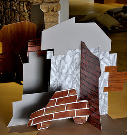 ANNE CLEMENCE de GROLEE e una sua installazione. Fotografie di Giulio Azzarello &copy;2014.