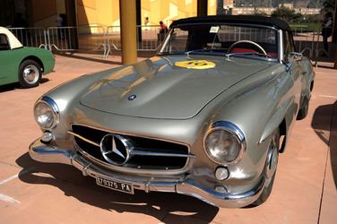 AUTO CLASSICHE ovvero la loro modernit&agrave; in mostra con tanti modelli del passato. Fotografie di Giulio Azzarello &copy;2014.