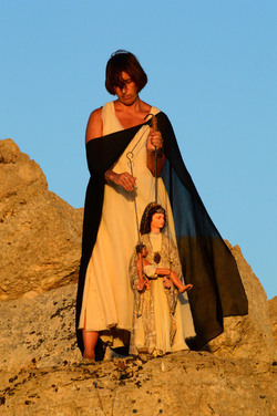 PAOLA PACE attrice italiana di origini siciliane Palermo ritratti a Sellinunte. Fotografie di Giulio Azzarello ©2014.