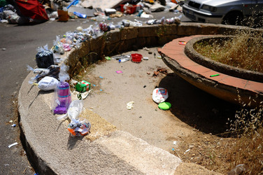 DISCARICA abusiva nei pressi del comune e paese di Monreale in Sicilia. Fotografie di Giulio Azzarello &copy;2014.