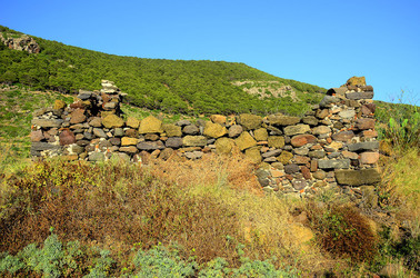 ISOLA DI USTICA pietre. Fotografie di Giulio Azzarello &copy;2016.