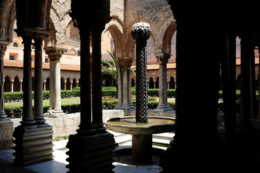 MONREALE in Sicilia con il suo Duomo e il Chiostro panoramiche e particolari. Fotografie di Giulio Azzarello &copy;2014.