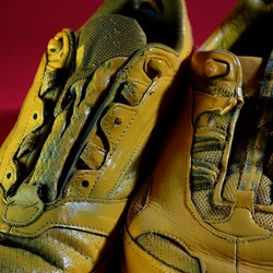 SCARPE. Fotografia di Giulio Azzarello ©2023. SCARPE. Fotografia di Giulio Azzarello ©2023.