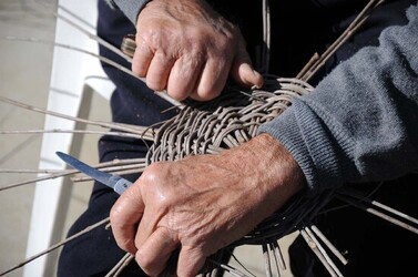 CESTO tipico tradizionale siciliano impagliato. Fotografie di Giulio Azzarello &copy;2014.