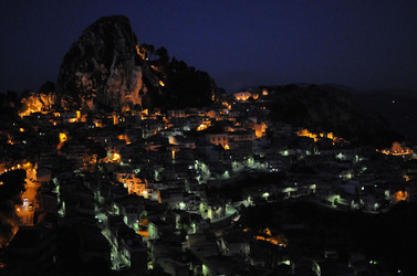 CALTABELLOTTA in Sicilia. Fotografie di Giulio Azzarello ©2014.