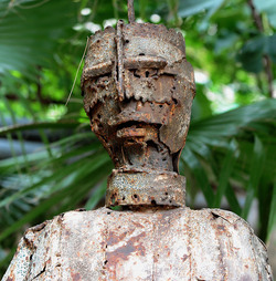 ANGELO DENARO pittore artista siciliano con la sua scultura di ferro. Fotografie di Giulio Azzarello &copy;2014.