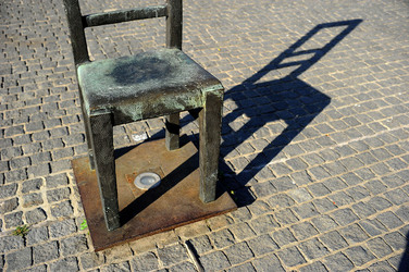 LA SEDIA DELLA MEMORIA nel quartiere ebraico di Cracovia. Fotografie di Giulio Azzarello &copy;2016.