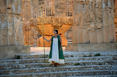 PAOLA PACE attrice italiana di origini siciliane Palermo ritratti a Sellinunte. Fotografie di Giulio Azzarello ©2014.