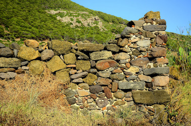 ISOLA DI USTICA pietre. Fotografie di Giulio Azzarello &copy;2016.