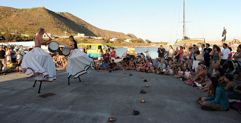 TRAMPOLIERI A LINOSA in Sicilia tutti i momenti dello spettacolo. Fotografie di Giulio Azzarello &copy;2014.