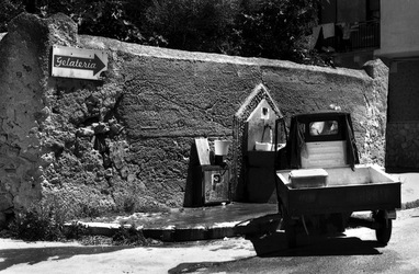 BIANCO NERO. Fotografie di Giulio Azzarello ©2021. BIANCO NERO. Fotografie di Giulio Azzarello ©2021.