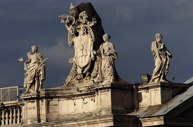 LE SCULTURE DI SAN PIETRO sopra il colonnato a Roma. Fotografie di Giulio Azzarello &copy;2014.
