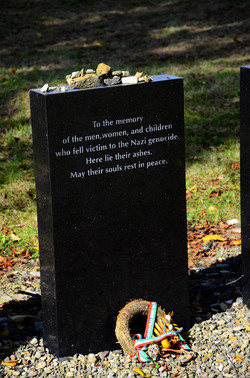 AUSCHHWITZ BIRKENAU le lapidi della memoria. Fotografie di Giulio Azzarello &copy;2016.