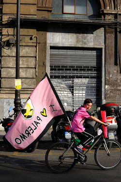 I TIFOSI DEL PALERMO CALCIO in piazza per festeggiare. Fotografie di Giulio Azzarello ©2014. I TIFOSI DEL PALERMO CALCIO in piazza per festeggiare. Fotografie di Giulio Azzarello ©2014.