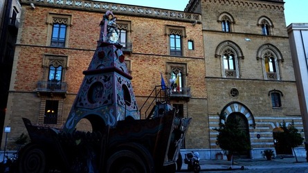 BARCHE. Fotografie di Giulio Azzarello ©2022. BARCHE. Fotografie di Giulio Azzarello ©2022.